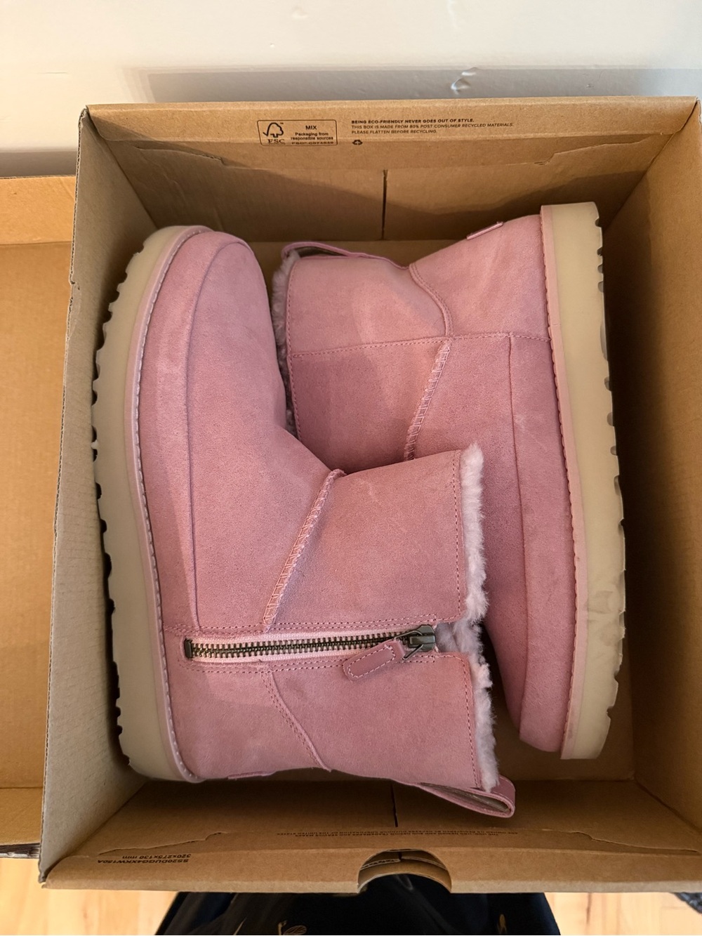 Women’s Pink Uggs - Classic Mini Zip - Like new!